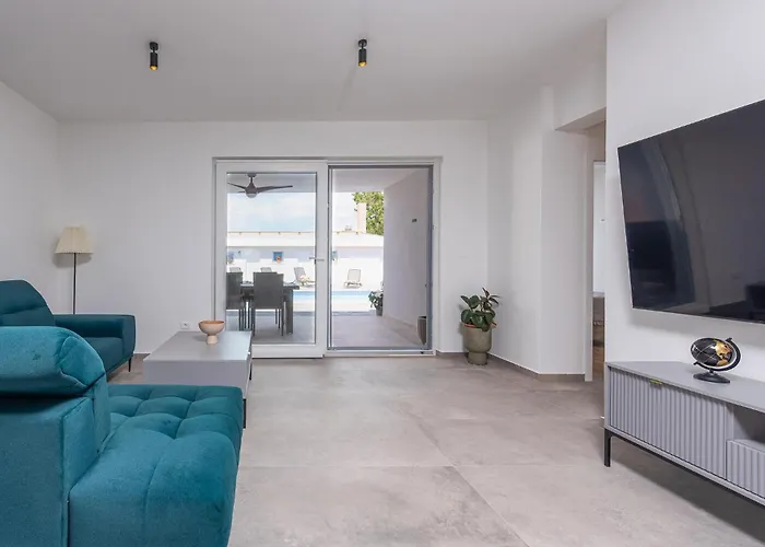 3 Bedroom Lovely In Gornje Rastane Ferienhaus