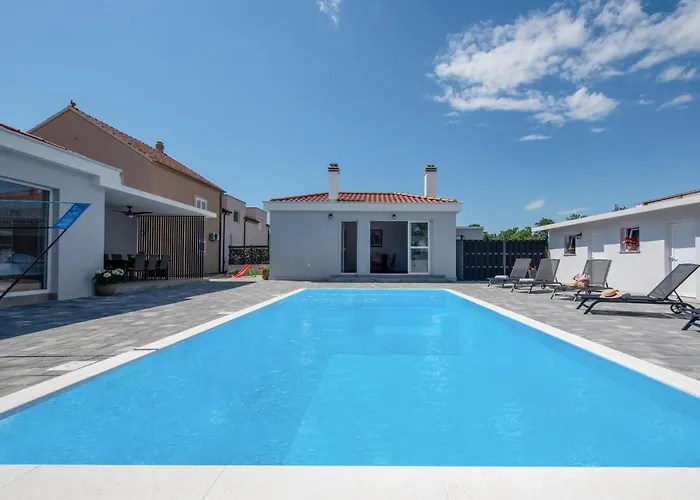 3 Bedroom Lovely In Gornje Rastane Ferienhaus