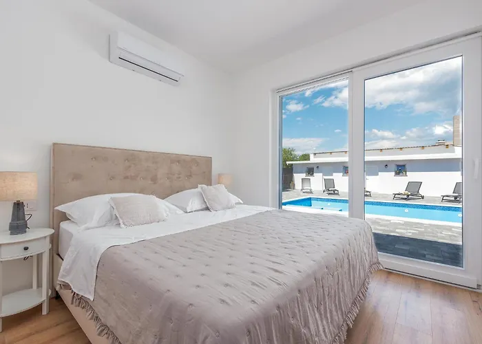 3 Bedroom Lovely In Gornje Rastane Ferienhaus *