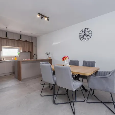 Amazing In Gornje Rastane With Kitchen