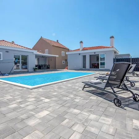 3 Bedroom Lovely In Gornje Rastane