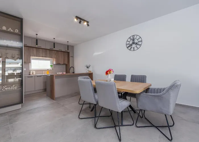 3 Bedroom Lovely In Gornje Rastane