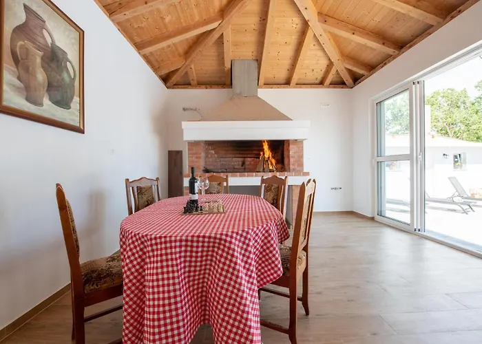 3 Bedroom Lovely In Gornje Rastane