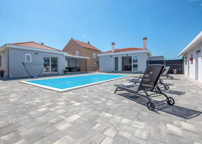 3 Bedroom Lovely In Gornje Rastane