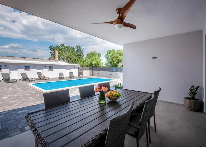 3 Bedroom Lovely In Gornje Rastane